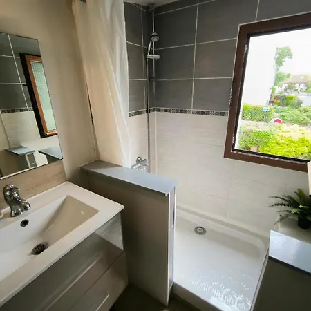 Havre De Paix Avec Jardin Privatif Et Parking Gratuit A 15 Min De Versailles Montigny-le-Bretonneux